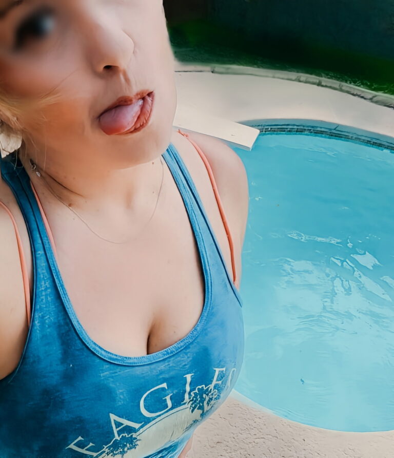 pool tongue blurred